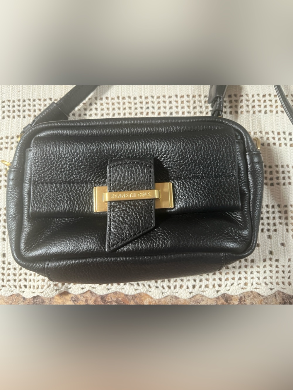 Kenneth Cole men’s Black pebble Leather Crossbody Bag with Gold Hardware